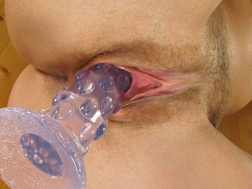 15P Hot solo girl Michelle shows her cervix after inserting a speculum