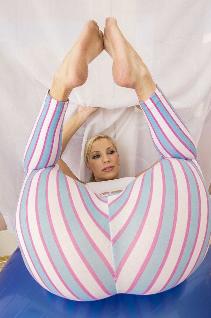 17P Hot Ashley Fires in Yoga Pants exibe seu grande saque em várias posições