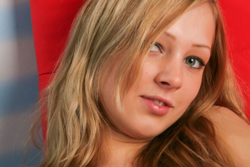 16P Cornelia V, 18 ans, expose lentement son vagin succulent