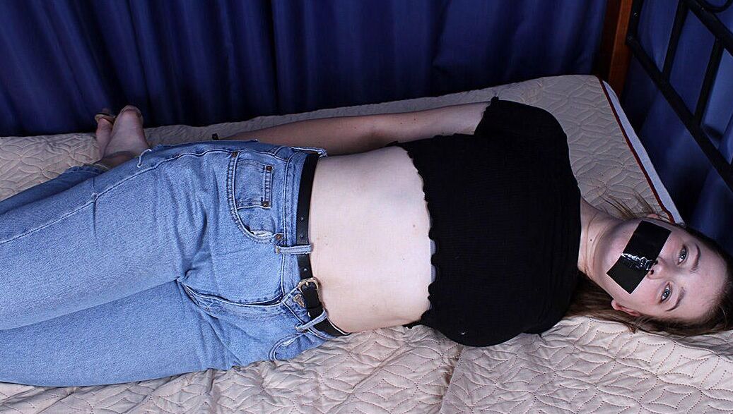 16P 服を着た女の子がベッドに手錠をかけられ拘束されながらダクトテープで沈黙させられる