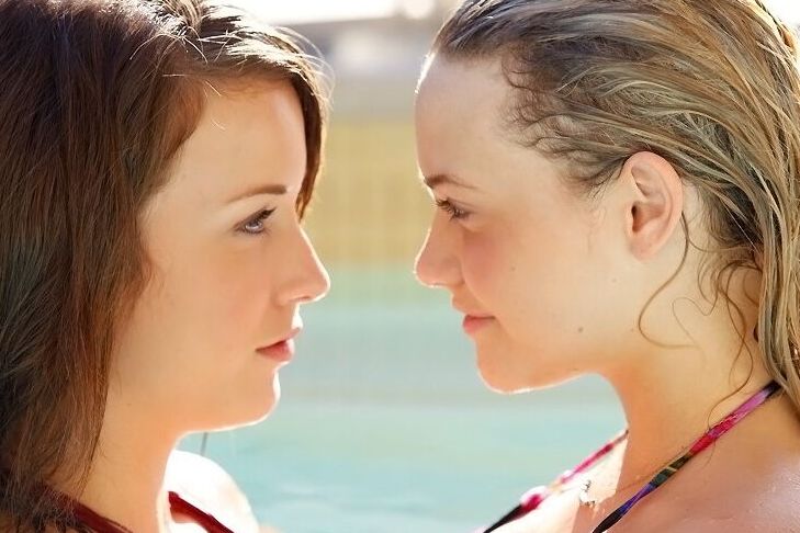 16P Lésbica adolescente Mia Malkova se beijando com a namorada na piscina