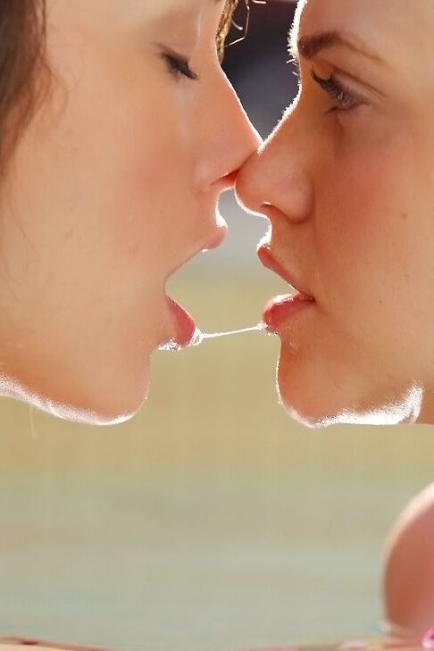 16P Lésbica adolescente Mia Malkova se beijando com a namorada na piscina