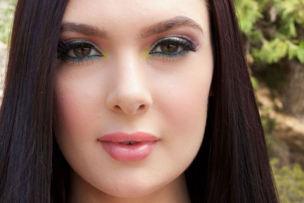 17P La brune Marley Brinx enlève ses vêtements, à l'exception des talons hauts, pour une séance photo nue en extérieur