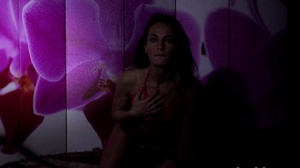15P Lexi Dona doigte sa chatte juteuse