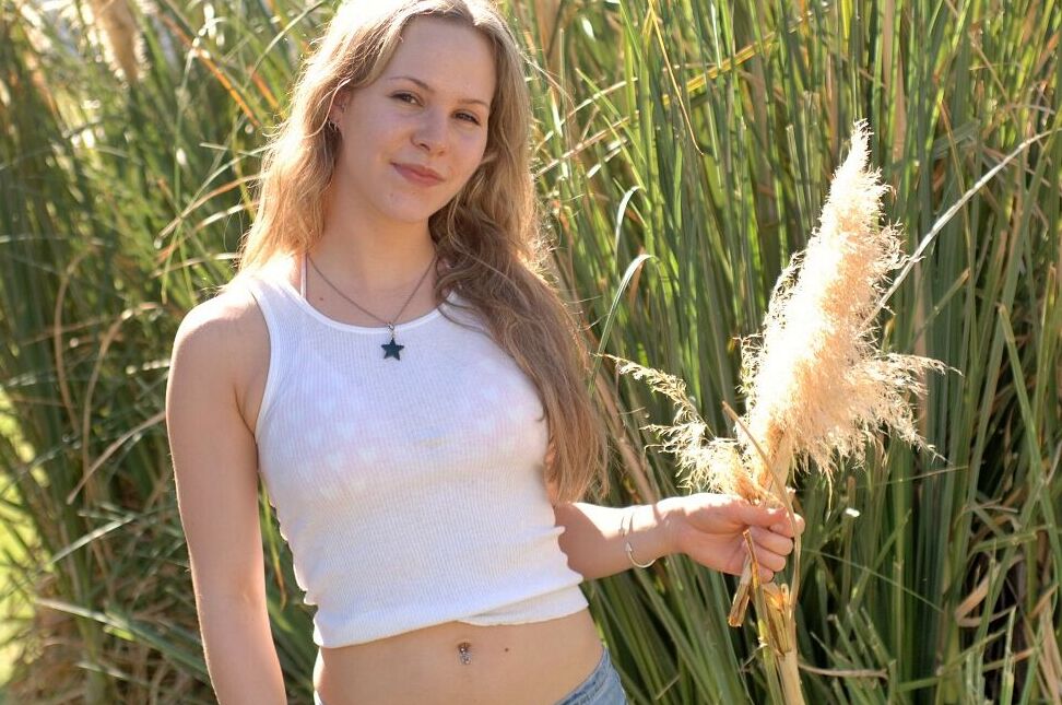 15P Блондинка Фиона Лав светит своими обнаженными сиськами во время прогулки по тротуару в любительском видео