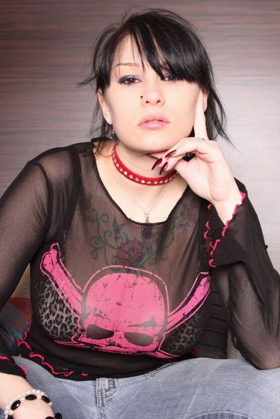 20P A roqueira morena Susy Rocks levanta a camisa para modelar de sutiã e jeans