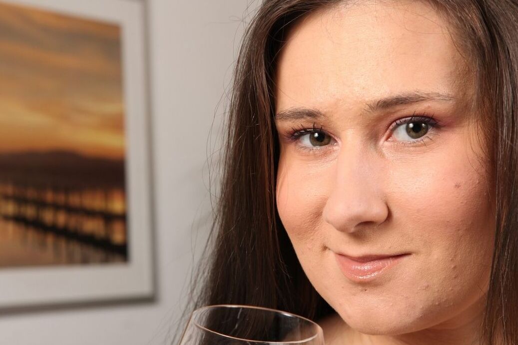 21P 痩せたチェコ人美女ララ・フォックスがトウモロコシの穂軸のディルドをファックして尿を飲む