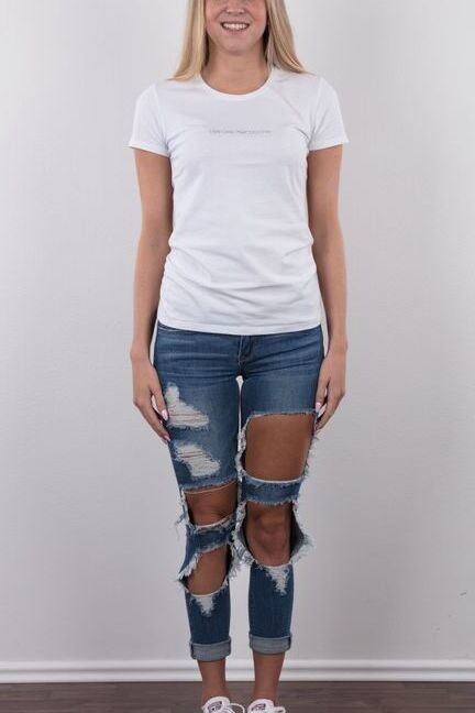 20P La rubia alta Stepanka se despoja de sus jeans rotos para su primera sesión de fotos desnuda