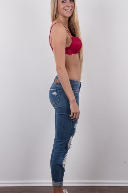 20P La rubia alta Stepanka se despoja de sus jeans rotos para su primera sesión de fotos desnuda