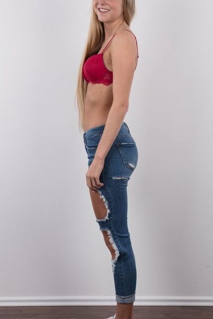 20P La rubia alta Stepanka se despoja de sus jeans rotos para su primera sesión de fotos desnuda