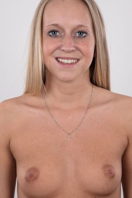 20P La rubia alta Stepanka se despoja de sus jeans rotos para su primera sesión de fotos desnuda
