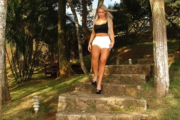 16P Angel Lima revela seus peitos grandes e bunda apertada ao ar livre de salto alto