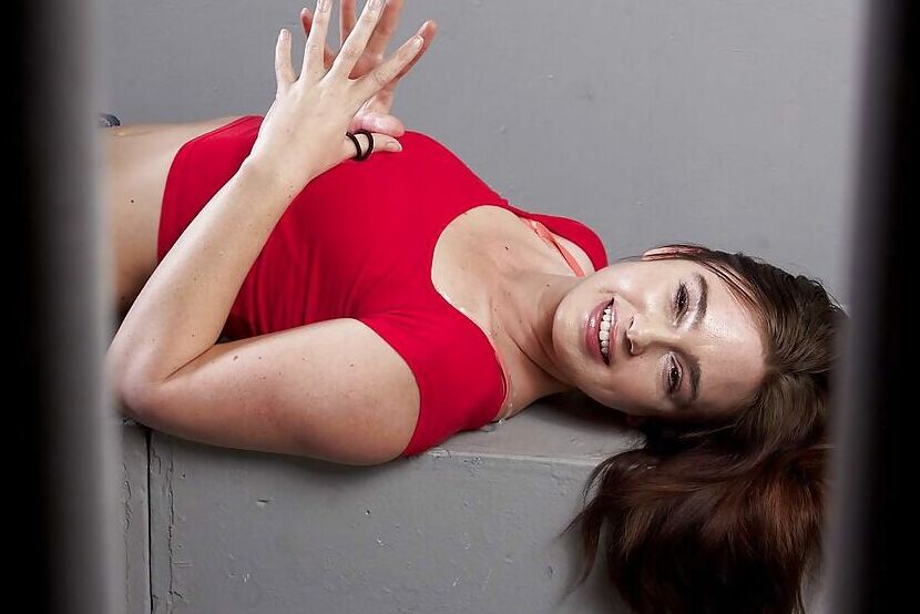 16P Jodi Taylor montre ses fantastiques petits seins et son cul de star du porno.