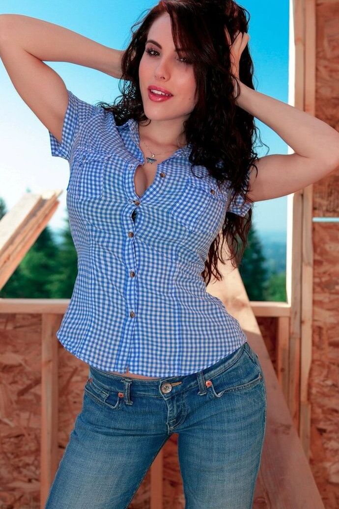 15P A amadora de cabelos escuros Katie Banks fica nua dentro da construção de uma nova casa