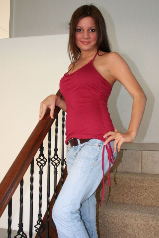 12P Das sexy Teenie-Mädchen Kate Crush geht oben ohne, bevor sie Jeans über ihr Höschen streift