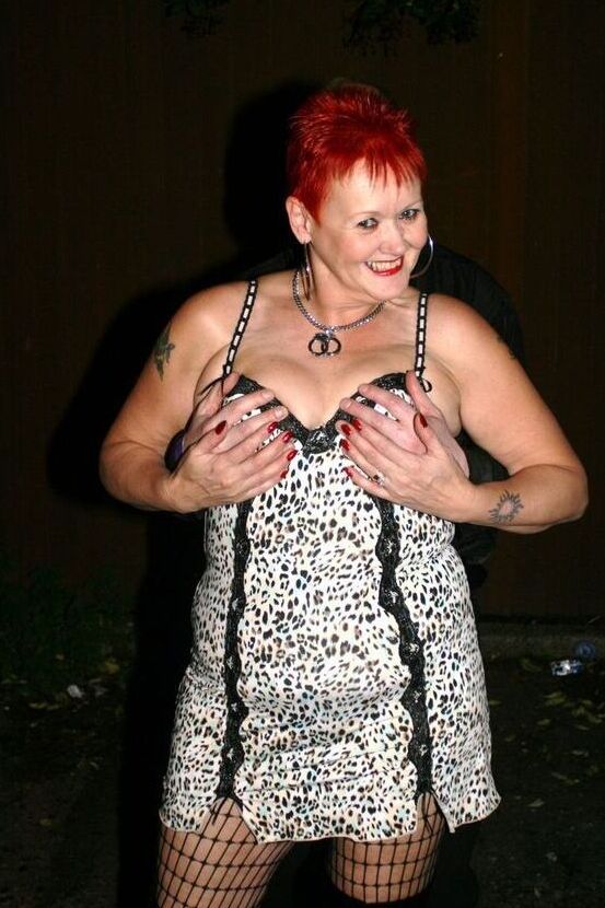 20P Older amateur Valgasmic Exposed and her girlfriends expose themselves at night