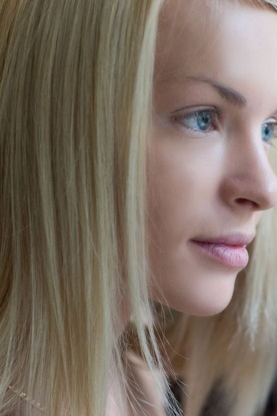 18P Die bezaubernde blonde Teenagerin Helen F zeigt ihre leckere Muschi in einer nackten Nahaufnahme