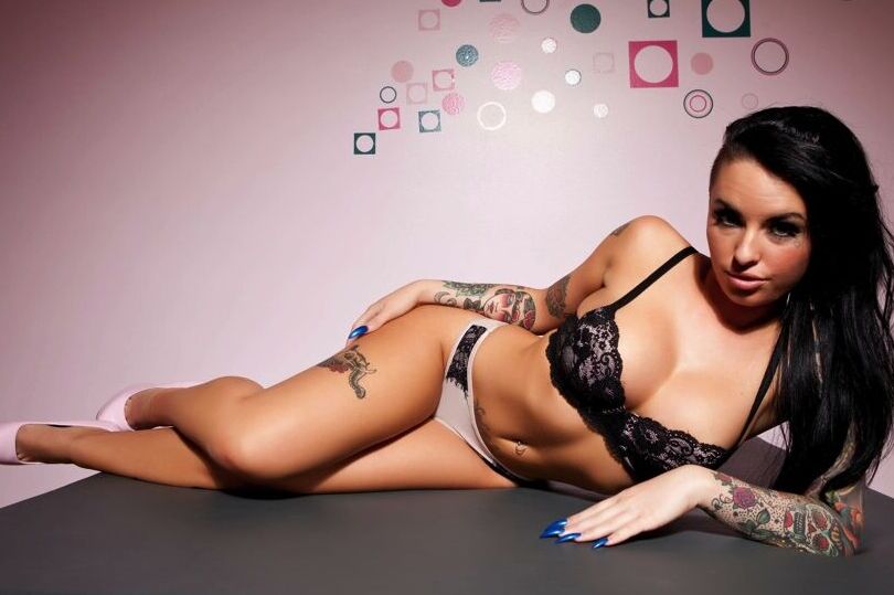 16P La femme tatouée Christy Mack expose ses gros seins et sexy comme des talons