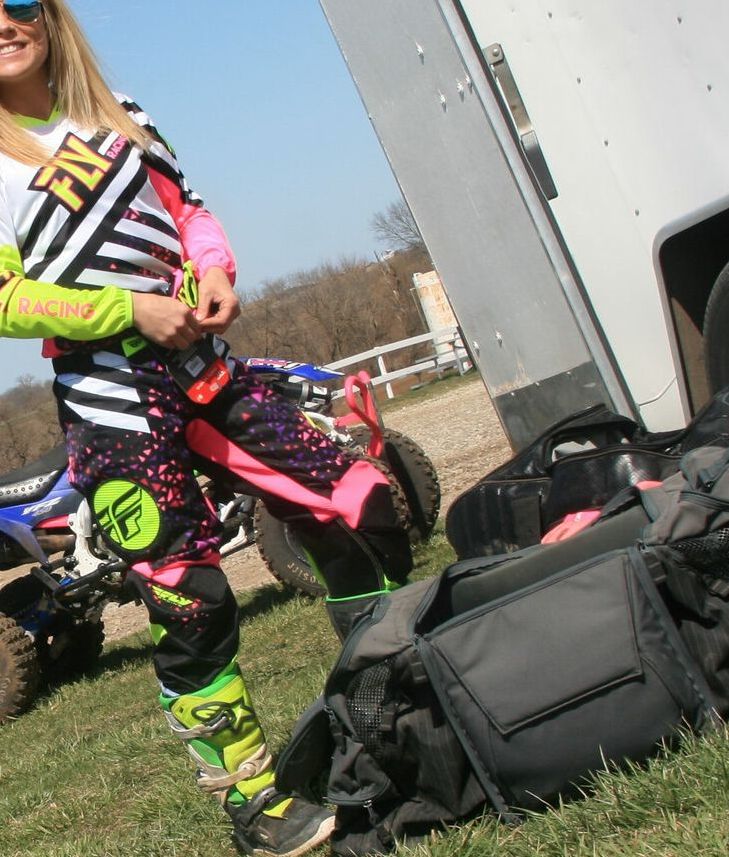 15P Das blonde Sportluder Madden zeigt seinen geilen Arsch, während er sich für das Vierradfahren anzieht