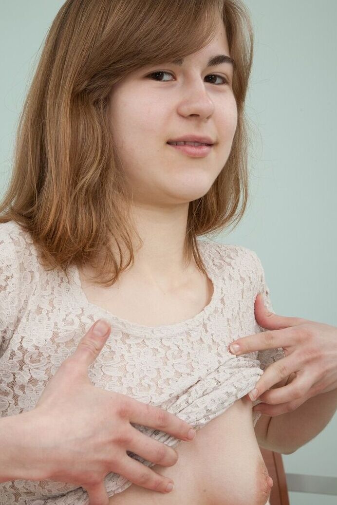 11P Adolescente blanca exhibe su coño natural después de desnudarse
