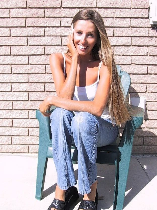 21P La encantadora y sexy Lori Anderson jugando con el pelo largo de su brazo al aire libre