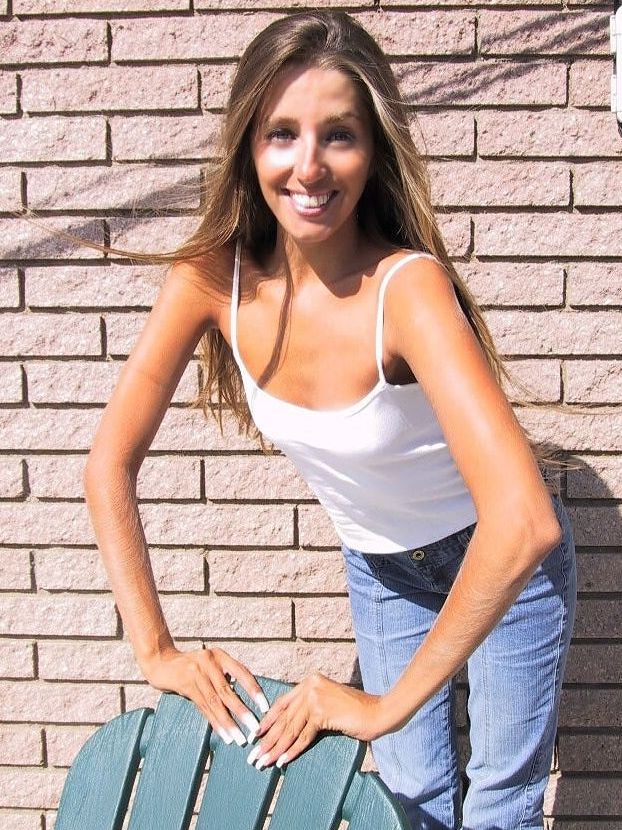 21P La encantadora y sexy Lori Anderson jugando con el pelo largo de su brazo al aire libre