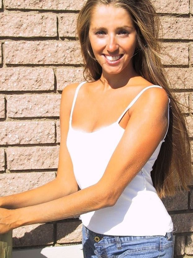 21P La encantadora y sexy Lori Anderson jugando con el pelo largo de su brazo al aire libre