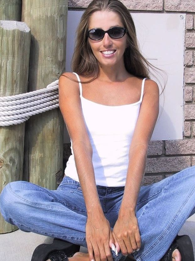 21P La encantadora y sexy Lori Anderson jugando con el pelo largo de su brazo al aire libre