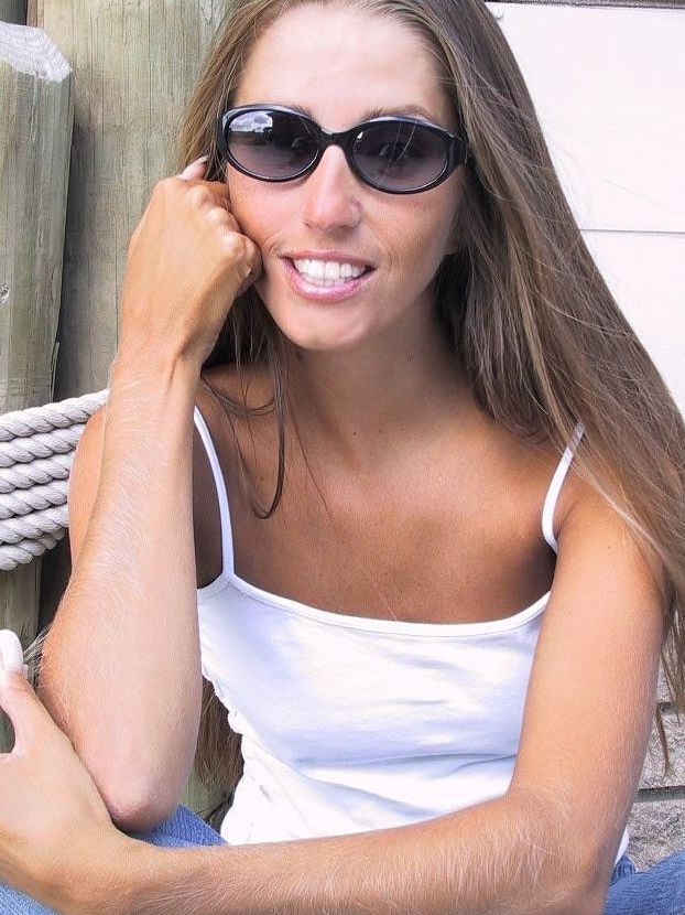 21P La encantadora y sexy Lori Anderson jugando con el pelo largo de su brazo al aire libre