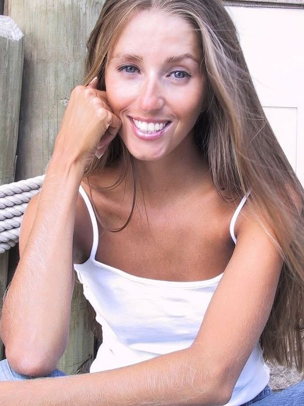 21P La encantadora y sexy Lori Anderson jugando con el pelo largo de su brazo al aire libre