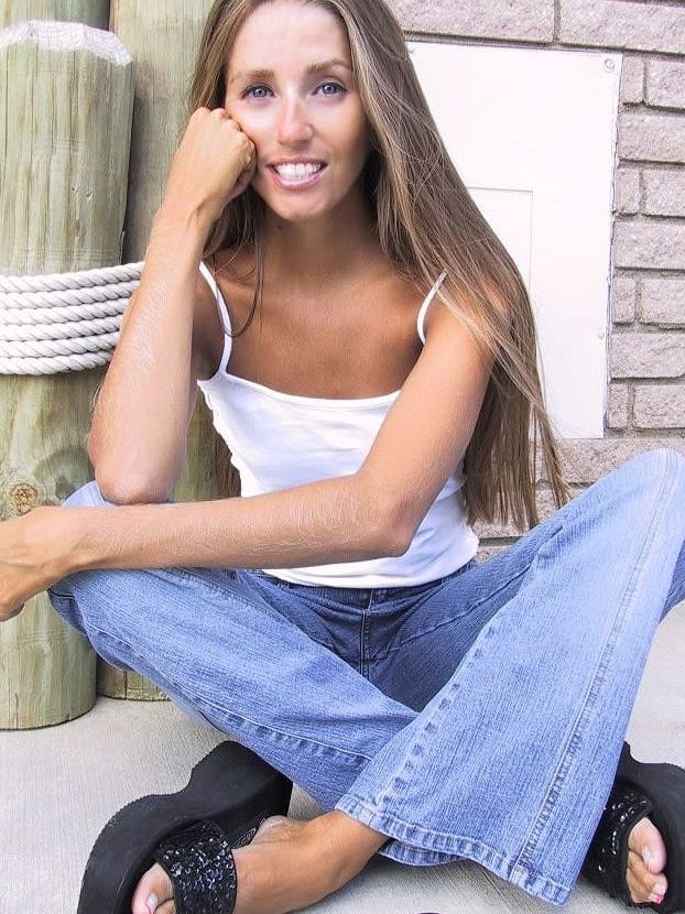 21P La encantadora y sexy Lori Anderson jugando con el pelo largo de su brazo al aire libre