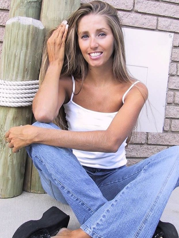 21P La encantadora y sexy Lori Anderson jugando con el pelo largo de su brazo al aire libre