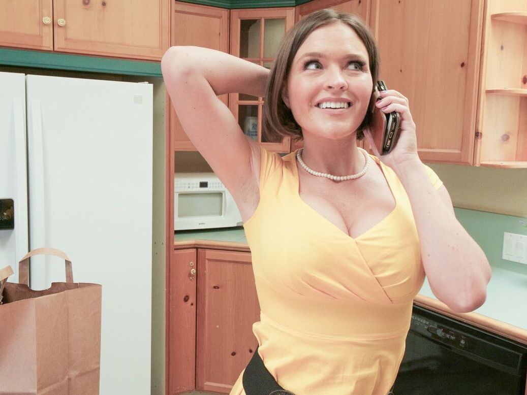 21P La femme coquine Krissy Lynn se déshabille