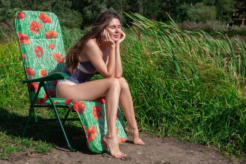 18P A modelo adolescente Luna Pica tira o maiô para posar nua perto de um rio
