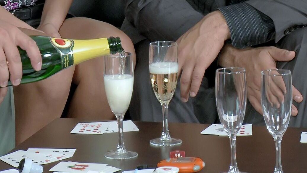 15P Belezas loiras chupam um pau duro com champanhe em uma festa chique
