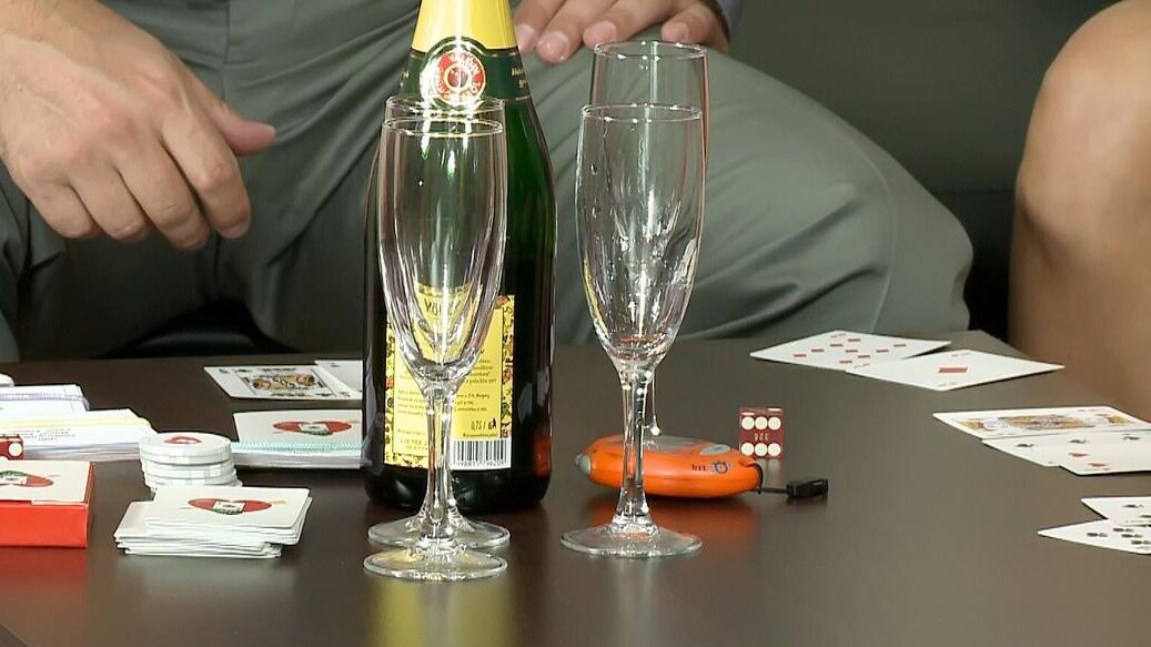 15P Belezas loiras chupam um pau duro com champanhe em uma festa chique