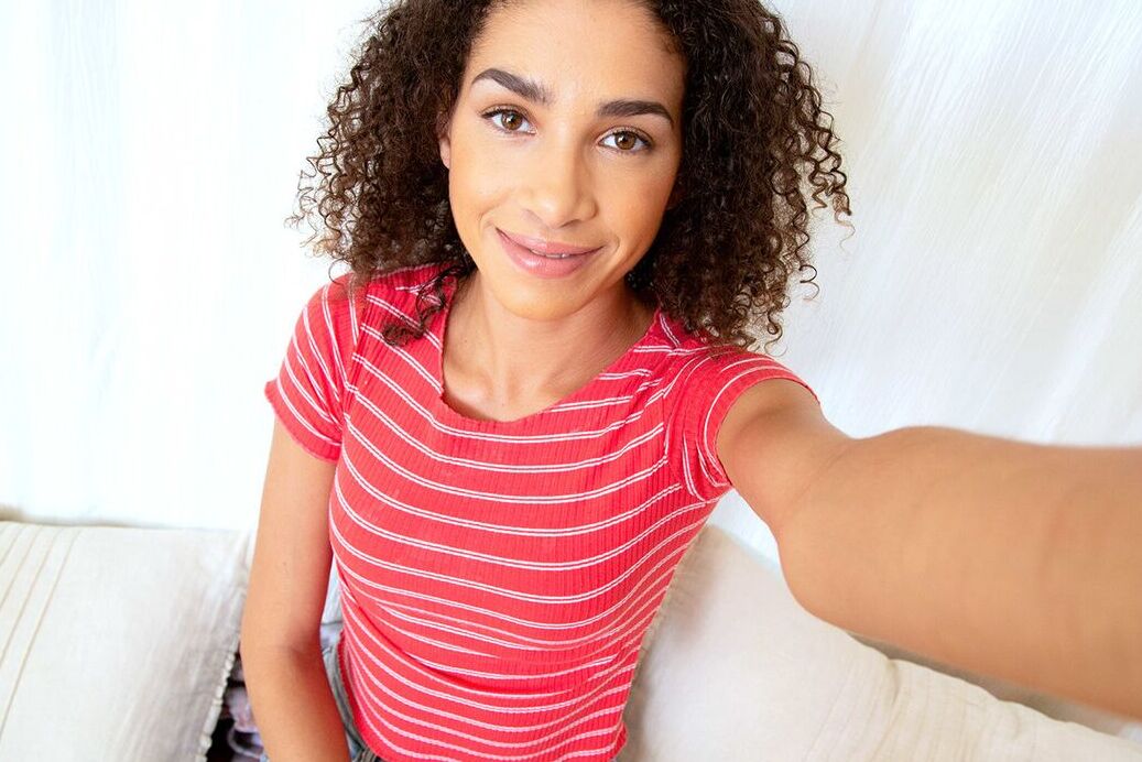 16P La linda amateur Gia Gelato se toma una selfie antes de exponer sus tetas copa A