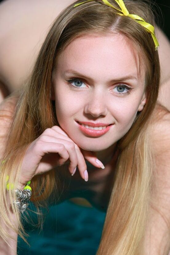 La modelo glamour 18P Honey Liz exponiendo sus pequeñas tetas adolescentes durante una sesión de chica solitaria