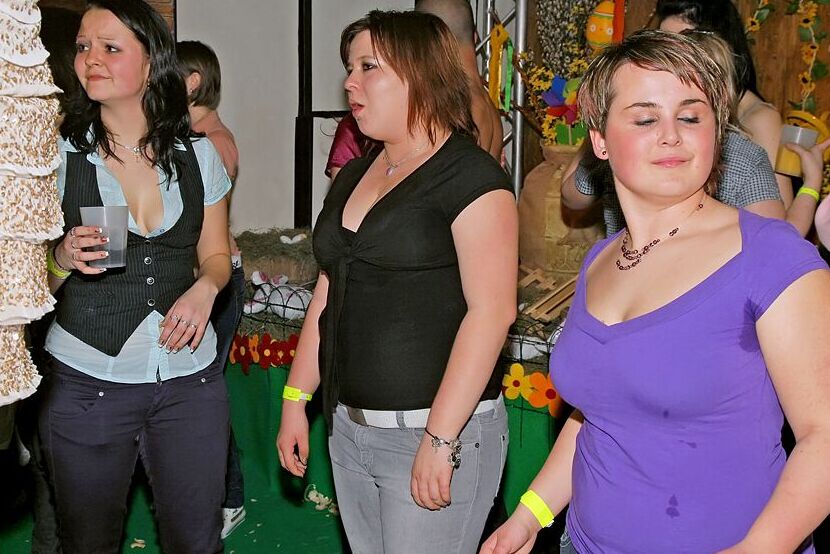 16P Garotas amadoras lascivas exibindo suas habilidades de boquete na festa do clube