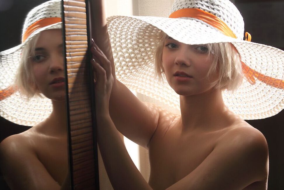 12P Garota solo gostosa mostra sua bunda linda enquanto tira lingerie e chapéu grande