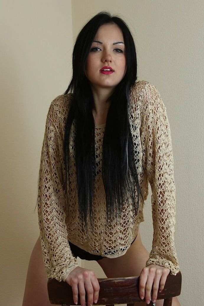 15P La guapa zorra de pecho plano Lexi Blow hace alarde de cameltoe