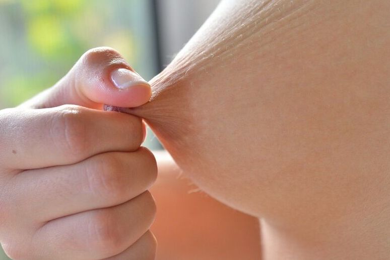 15P Jolie jeune fille en lingerie sexy libérant les pieds nus des talons hauts