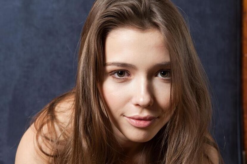 16P La joven solitaria Mia I expone sus grandes tetas naturales mientras se desnuda
