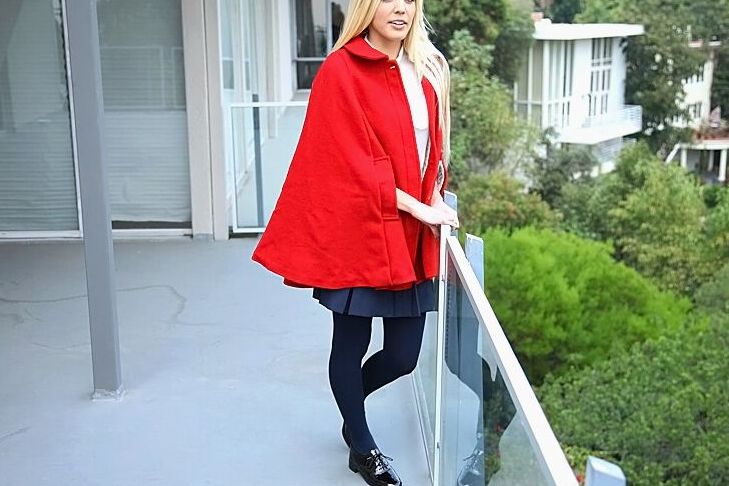 16P A linda adolescente Carmen Monet levanta o vestido para mostrar sua buceta