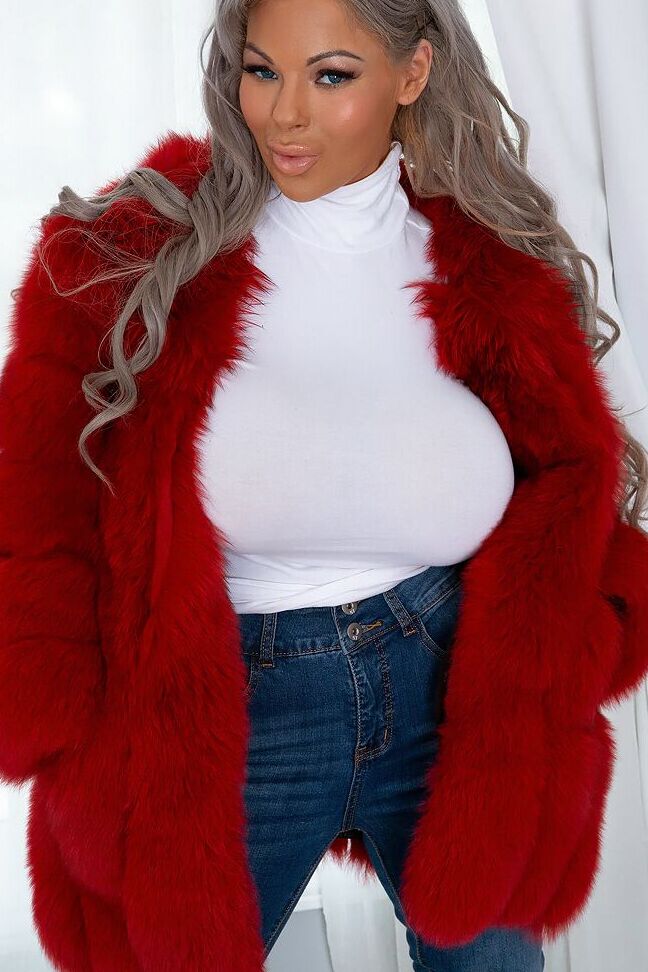 16P La MILF caliente Anastasia L'Amour libera sus tetas realzadas de un suéter