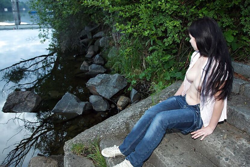 16P Adolescente morena sucia desnudándose y metiéndose los dedos en el coño al aire libre