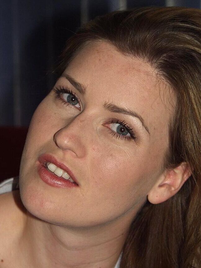 16P Garota solo caucasiana Sandy dedo espalha sua vulva rosa depois de se despir