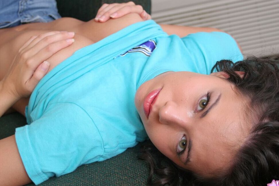 12P Teenie-Neuling Erica bedeckt ihre nackten Brüste mit ihren Händen