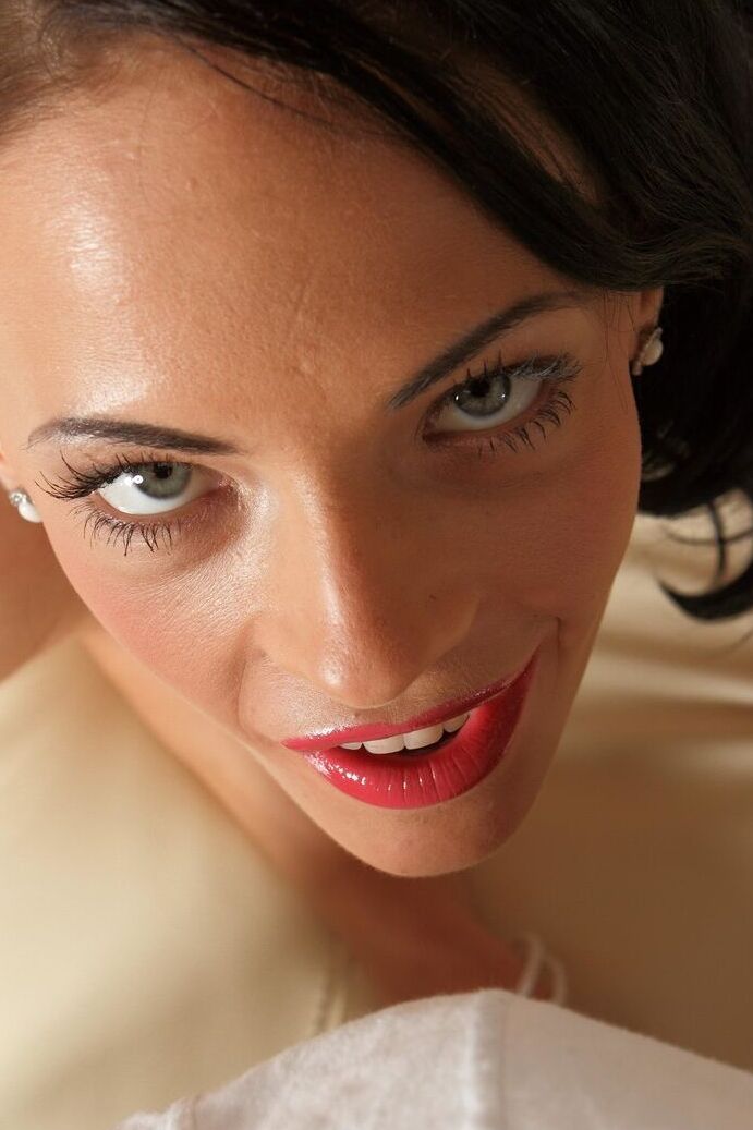 15P POV モードで BBC を吹く前にナイロンの脚の長い女性モデルのランジェリー