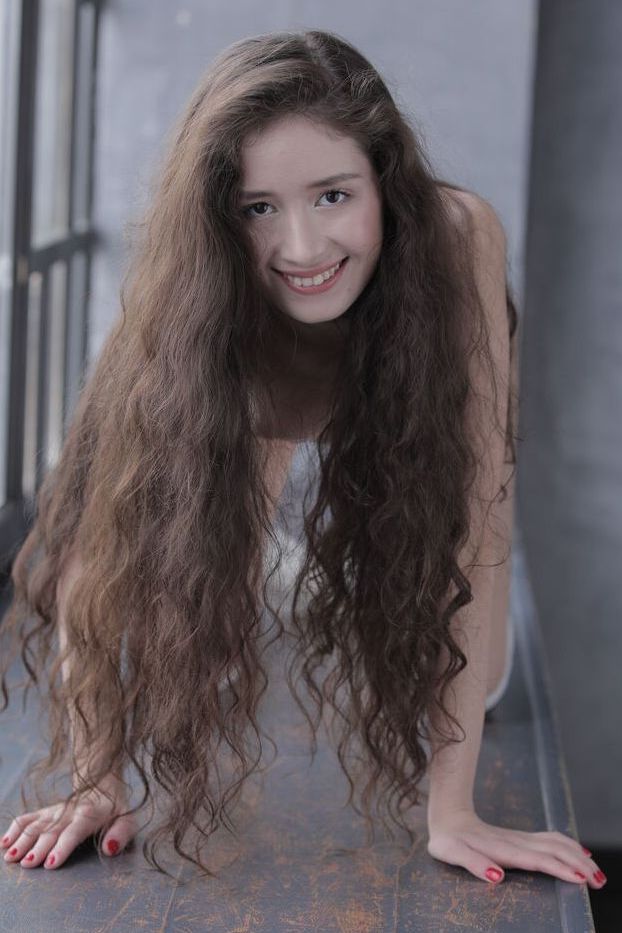 20P Une première débutante mince avec des cheveux très longs montre son corps d'adolescent nu dans des chaussettes OTK.